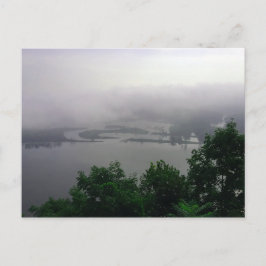 Cartão postal de uma manhã enevoada no rio Mississ