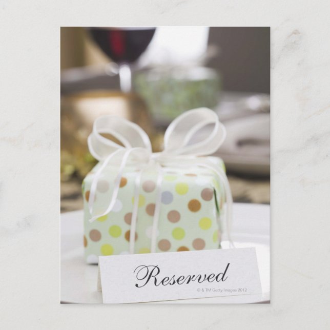 Cartão Postal Definição de mesa elegante com presente (Frente)