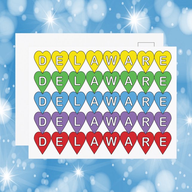 Cartão Postal Delaware Rainbow Hearts (A postcard featuring yellow, green, blue, purple and red hearts wit hthe word Delaware.)