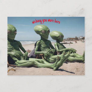 Cartão Postal desejando estar aqui aliens na praia