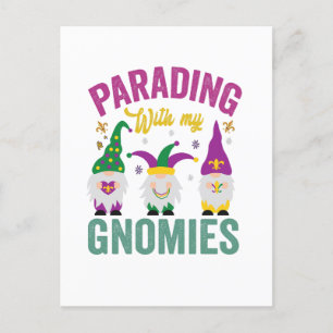 Cartão Postal Desfilando com meus Gnomies Divertidos Gnomos de M