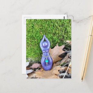 Cartão Postal Deusa Púrpura na Folha e Moss do outono das Flores