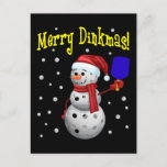 Cartão Postal Dinkmas de feliz - Snowman de Pickleball<br><div class="desc">Dinkmas feliz - Pickleball Snowman apresenta a citação "Dinkmas Feliz!" e um boneco de neve com um remo de picleball. O boneco de neve joga nevando. É piclebolas de neve. É um design de picleball engraçado e é sempre divertido tê-lo. Pegue isso para você. E como presente para um jogador...</div>