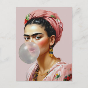 Cartão Postal Diva com cachecol floral soprando chiclete