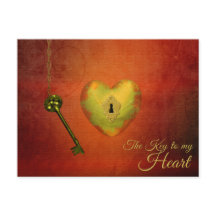 Cartão postal do coração dourado com chave