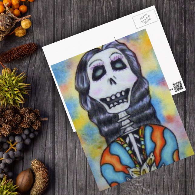 Cartão postal do Dia dos Mortos (Day of Dead happy lady skeleton orange blue cape flowers on postcard.)