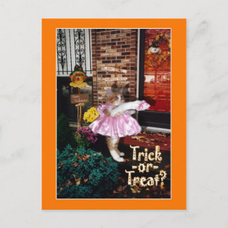 Cartão postal do gatinho de Halloween Trick-or-Tre