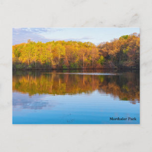 cartão postal do lago e bosques do parque marthale