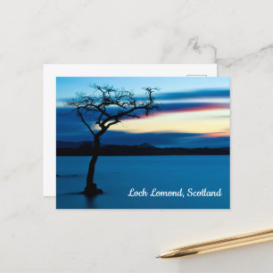 Cartão postal do pôr do sol azul sobre Loch Lomond