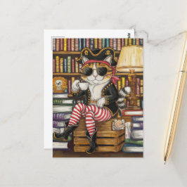 Cartão Postal Doce pirata de Gatinho com café em uma livraria