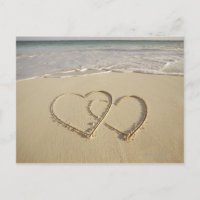 Dois corações sobrejacentes tirados na praia