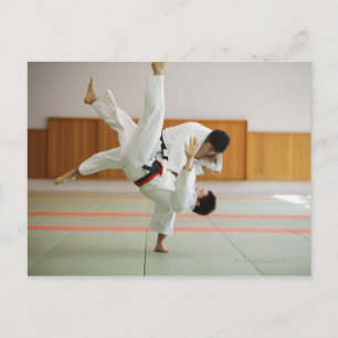 Cartão Postal Dois homens competindo em uma Judo Match 3