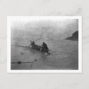 Cartão Postal Dois índios pescando no Lago Quinault em canoa
