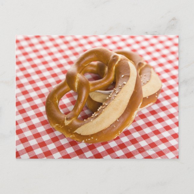 Cartão Postal Dois pretzel na toalha de mesa (Frente)
