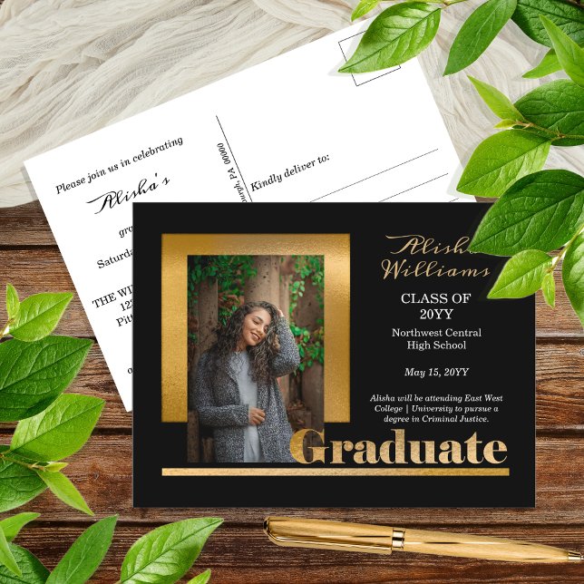 Cartão Postal Dourado Elegante clássico Formando 1 Foto preta (Classy Elegant Gold Tone Text "Graduate" One Photo Black  Graduation Announcement Postcard)