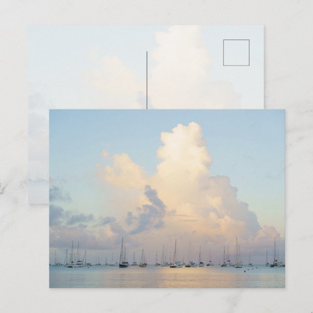 Cartão Postal Dreamy pastel sunrise over bay and sailing boats (Frente/Verso)