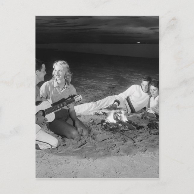 Cartão Postal Duas casais na praia sentada em torno da fogueira (Frente)