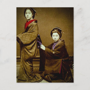 Cartão Postal Duas Geishas Ajustando um Quimono Japonês Antigo