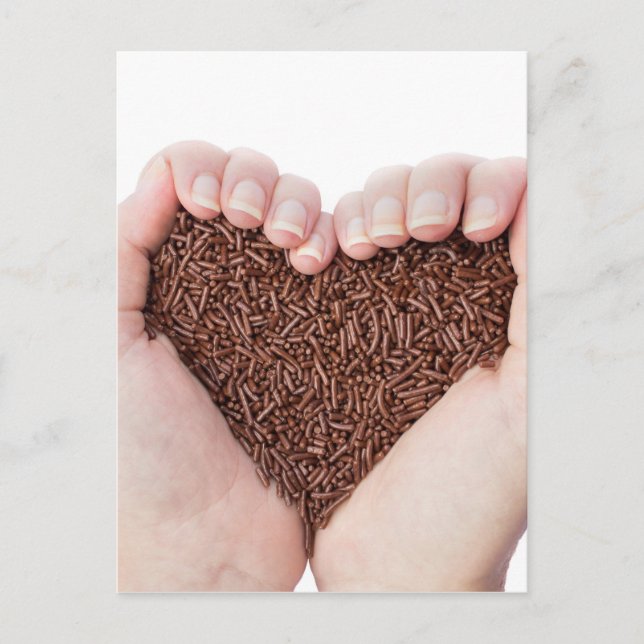Cartão Postal Duas mãos segurando confeitos de chocolate (Frente)