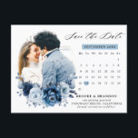 Cartão Postal Dusty Blue Slate Marinho Floral Casamento Salve a<br><div class="desc">Casamento do tema azul/Marinho Elegante,  salve o cartão de data com buquê elegante de azul Dusty,  Marinho,  botões de flores rosa e folhas de eucalipto azuis. Entre em contato comigo para obter ajuda sobre a personalização ou se você precisar de outro produto com este design.</div>