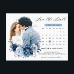 Cartão Postal Dusty Blue Slate Marinho Floral Casamento Salve a<br><div class="desc">Casamento do tema azul/Marinho Elegante,  salve o cartão de data com buquê elegante de azul Dusty,  Marinho,  botões de flores rosa e folhas de eucalipto azuis. Entre em contato comigo para obter ajuda sobre a personalização ou se você precisar de outro produto com este design.</div>