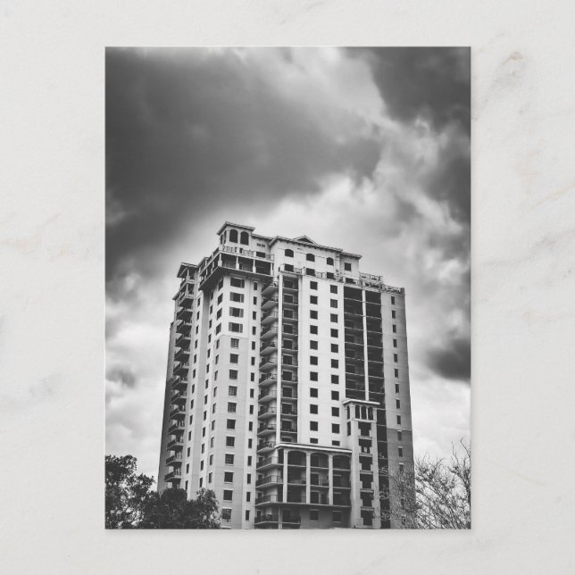 Cartão Postal Edifício Alto Preto e Branco  (Frente)