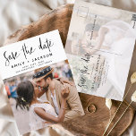 Cartão Postal Editável Salvar a data Foto manuscrita<br><div class="desc">Foto de Script Manuscrito Moderno e Elegante Editável Salve o Cartão de Casamento de Data. O cartão de convite para salvar data inclui uma tipografia de chic e na moda com um design simples e minimalista sobre fundo branco ao qual você pode adicionar sua fotografia personalizada de noivado.</div>