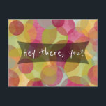 Cartão Postal Ei, Aqui Está! Amarelo Amarelo Vermelho Amigável V<br><div class="desc">Às vezes é útil ter alguns cartões postais animados na mão que elevarão o espírito de alguém. Este cartão diz "Ei, você!". Você pode mudar as palavras para dizer o que quiser! A imagem de fundo apresenta círculos texturizados, esbatidos, sobrepostos, translúcidos que apontam bolhas. Um crachá traseiro translúcido é colocado...</div>