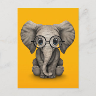 Cartão Postal Elefante-bebê bonito com óculos de leitura amarelo