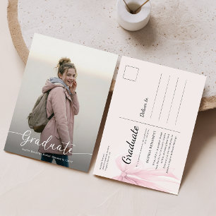 Cartão Postal Elegante Anúncio de Graduação com Laço Rosa em Fot