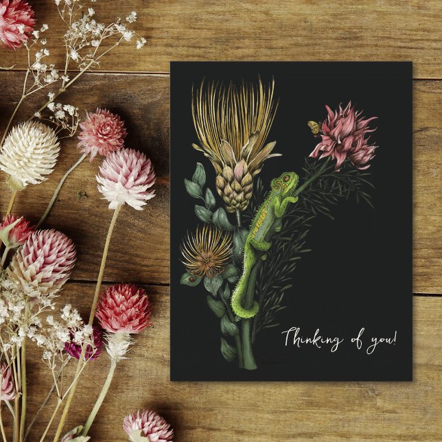 Cartão Postal Elegante Black Floral Chameleon Art Pensando em vo (Thinking of you postcard with a beautiful illustration of a chameleon on a bouquet of flowers.)