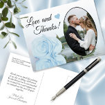Cartão Postal Elegante Powder Blue Rosa Casamento Amor e Obrigad<br><div class="desc">Este belo cartão postal é uma maneira simples, mas pensativa, de obrigado aos seus convidados de casamento. Ele apresenta uma adorável design com sua foto de casamento em um quadro em forma oval, e um solteiro longo empoeirado de rosa de cor azul, refletindo em uma piscina de água. A legenda...</div>