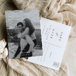 Cartão Postal Ellesmere Foto Moderna Minimalista Salvar A Data<br><div class="desc">O Casamento Ellesmere salva o cartão de data apresenta um design moderno minimalista com uma letra escrita manuscrita num fundo branco para uma aparência simples e limpa. Os cabeçalhos de script são uma imagem que não pode ser editada. Todo o outro texto é totalmente editável. Para personalização mais avançada deste...</div>