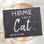 Cartão Postal Em casa é onde o gato está que movemos Cat Announc<br><div class="desc">Lar é onde o gato está... e o gato se mexeu! Deixe seu melhor amigo anunciar sua jogada com este cartão de anúncio giro e engraçado em um design de slate de chalkboard rústico. Personalize as costas com nomes e seu novo endereço. Este anúncio em movimento é um imperativo para...</div>