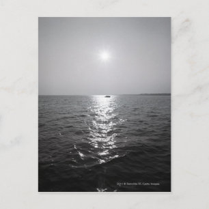 Cartão Postal Embarcação distante no oceano