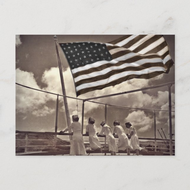 Cartão Postal Enfermeiras olhando para uma ilha em 1945 (Frente)