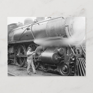 Cartão Postal Engenheiro Lubrificando Locomotiva, 1904