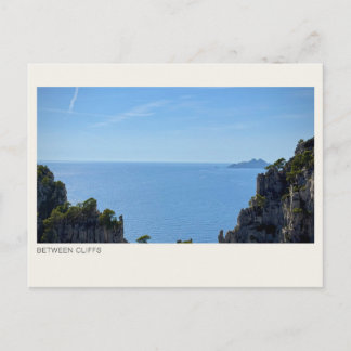Cartão Postal ENTRE PENHASCOS — Fotografia de Mar e Falésias Cos