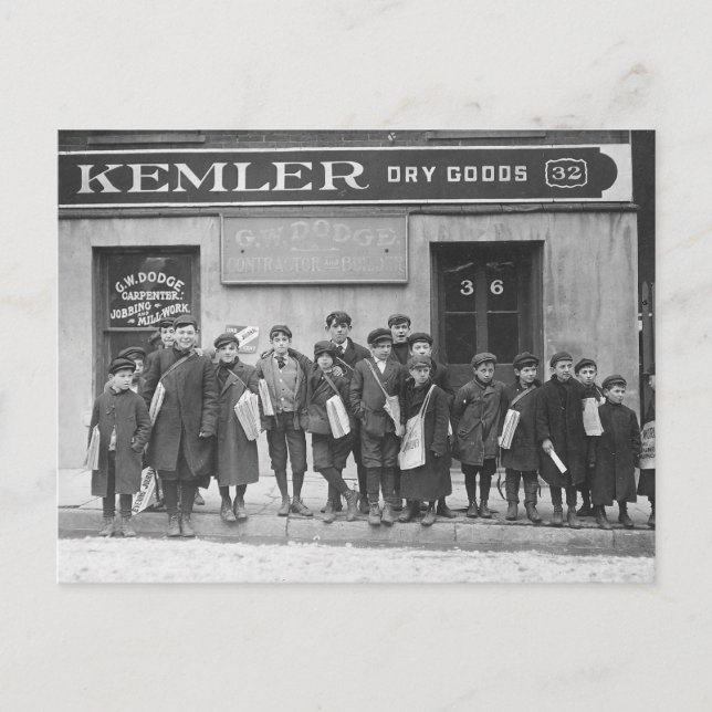 Cartão Postal Entregando os jornais de domingo, 1909 (Frente)