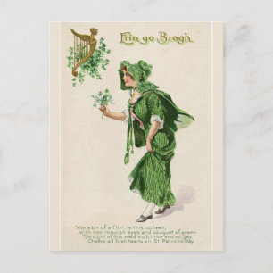 Cartão Postal Erin Go Bragh Lady with Buquê Shamrocks