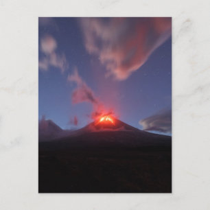 Cartão Postal Erupção noturna Klyuchevskaya Sopka em Kamchatka