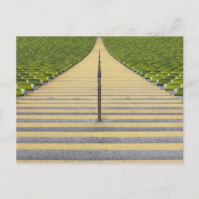 Cartão Postal Escada de estádio entre fileiras de assentos verde (Frente)