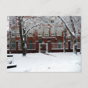Cartão Postal Escola Vermelha de Boston sob neve branca de inver