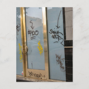 Cartão Postal escrevendo à porta