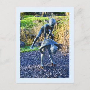 Cartão Postal Escultura de crianças brincando