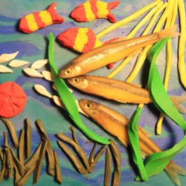Cartão Postal Escultura em argila de peixes, pintada sutilmente