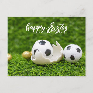 Cartão Postal Esfera de futebol com Páscoa de ovos sobre grama v