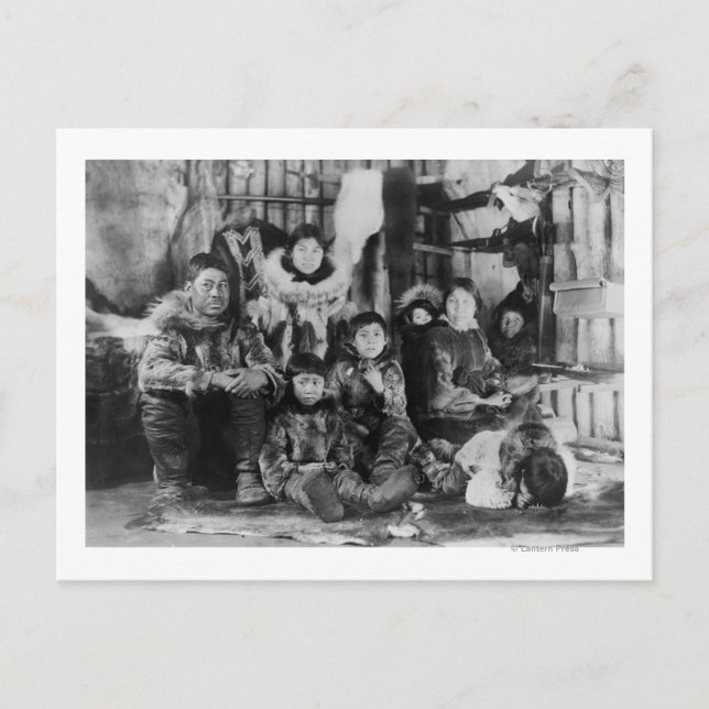 Cartão Postal Eskimo Family in Winter Igloo Photograph (Frente)