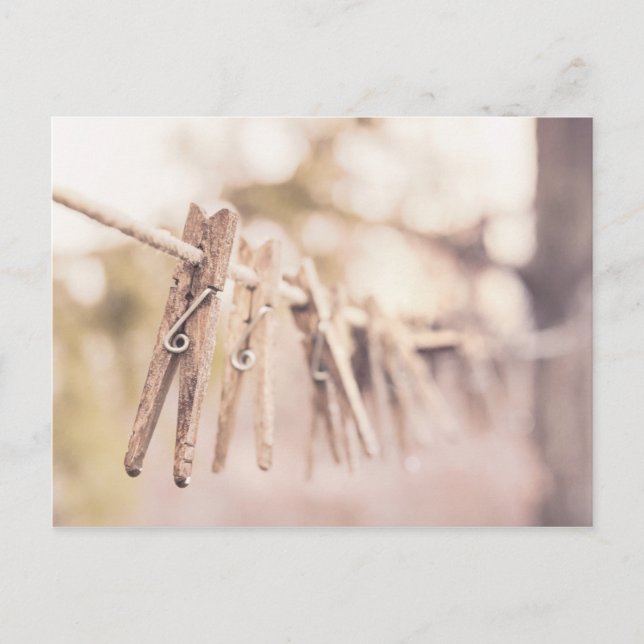 Cartão Postal Espessões de roupas em uma linha (Frente)