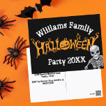 Cartão Postal Esqueleto Anual da Festa de Halloween da Família P<br><div class="desc">Cartaz de convite anual da família Halloween,  legal e personalizado,  que apresenta um esqueleto assustador pendurado sobre um texto negro e cor de laranja e um incrível Jack O Lantern. Personalize com suas grandes informações de bash para todos os seus convidados.</div>